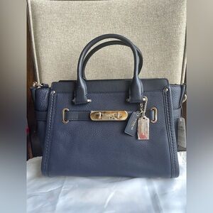 NWT！COACH SWAGGER 27 IN PEBBLE LEATHER (COACH F34816) LIGHT GOLD/NAVY